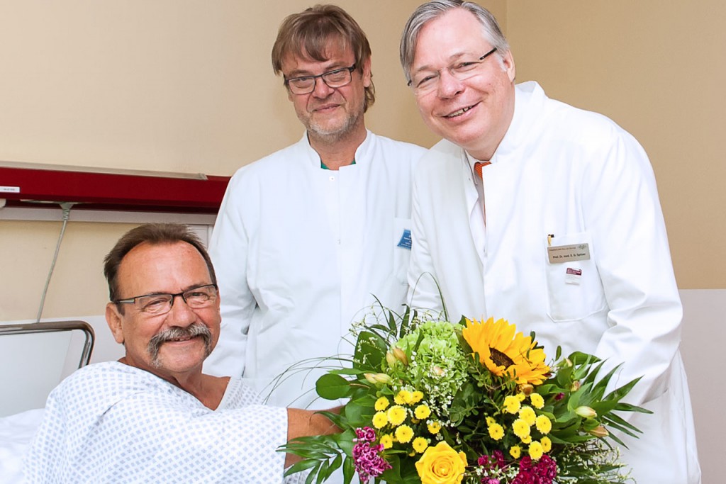 Prof. Spitzer und Dr. Stumpf beglückwünschen den Patienten J. Scheibner (v.r.) Bild: Birgit Petrasek