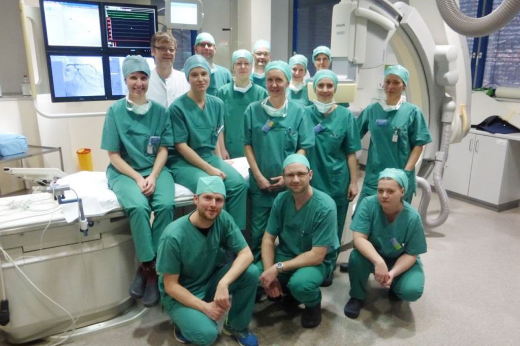 Das Team des Katheterlabors vor dem volldigitalen Katheter-Arbeitsplatz Philips Allura Clarity FD 10